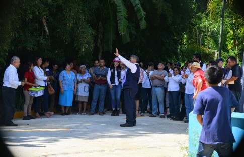 Siguiendo su apretada agenda de trabajo, el alcalde de Teocelo, Mario Antonio Chama Díaz, acompañado de su equipo de trabajo, la Presidenta del DIF municipal, Mara Chama Villa, la Sindica Zayra del Carmen Martínez y vecinos del lugar cortan el listón inaugural del drenaje sanitario y la pavimentación de la calle José Melgoza de la comunidad Monte Blanco. 