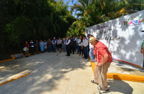 Siguiendo su apretada agenda de trabajo, el alcalde de Teocelo, Mario Antonio Chama Díaz, acompañado de su equipo de trabajo, la Presidenta del DIF municipal, Mara Chama Villa, la Sindica Zayra del Carmen Martínez y vecinos del lugar cortan el listón inaugural del drenaje sanitario y la pavimentación de la calle José Melgoza de la comunidad Monte Blanco. 