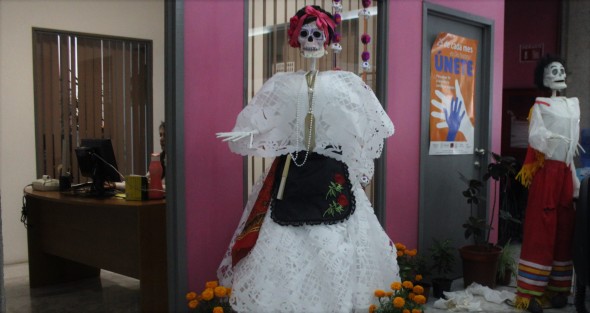 Ante la proximidad de los festejos de Días de  Muertos, en el Palacio Legislativo ya se ven diferentes calaveras. 