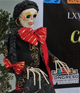 Ante la proximidad de los festejos de Días de  Muertos, en el Palacio Legislativo ya se ven diferentes calaveras. 