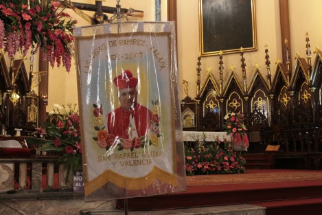 La tarde de este miércoles se incrementó el arribo de devotos de San Rafael Guízar a la Catedral de Xalapa, al celebrarse este 24 de octubre, su fiesta.