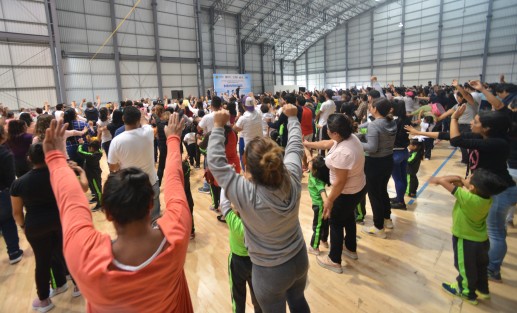 En un ambiente completamente familiar, maestros, niños y padres de familia realizaron actividades físicas y les recordaron a los infantes la importancia de estas para la salud física y mental.   