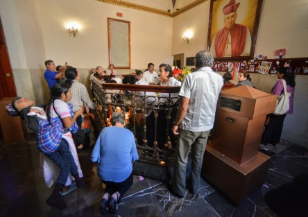 Miles de feligreses se dan a la tarea de visitar la tumba del santo Rafael Guízar y Valencia en su día, la mayoría para agradecer y algunos para pedir por sus niños con capacidades diferentes  o simplemente pedir por la familia y amigos. 