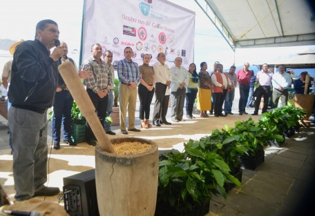 En el parque Juárez de la ciudad de Xalapa, autoridad estatales, empresarios, así como la diputada Nora Jéssica Lagunes Jáuregui, participaron en el evento del Día Internacional del Café.