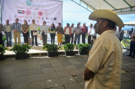 En el parque Juárez de la ciudad de Xalapa, autoridad estatales, empresarios, así como la diputada Nora Jéssica Lagunes Jáuregui, participaron en el evento del Día Internacional del Café.