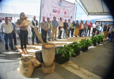 En el parque Juárez de la ciudad de Xalapa, autoridad estatales, empresarios, así como la diputada Nora Jéssica Lagunes Jáuregui, participaron en el evento del Día Internacional del Café. 