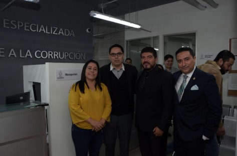 El titular de la Secretaría de Educación de Veracruz, Zenyazen Escobar García, se reunió con el encargado de despacho de la Fiscalía Anticorrupción, José Alfredo Corona Lizárraga, para conocer los avances de las carpetas de investigación y aportar las pruebas que agilicen las indagaciones al respecto.