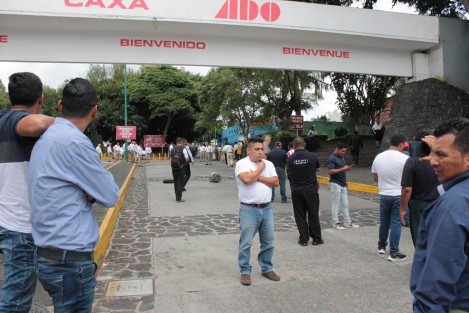 Taxistas bloquean la entrada a CAXA en demanda de diálogo con las autoridades y se les permita el acceso libre a levantar pasaje a la Terminal de Autobuses. Su inconformidad es por los taxis controlados, mismos que incrementan tarifas a los usuarios para pagar un porcentanje a la empresa.  
