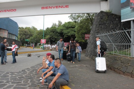 En tanto, los usuarios de la Central de Autobuses de Xalapa (CAXA) se ven en la necesidad de cargar su equipaje desde la entrada hasta las salas de salidas y llegadas.  