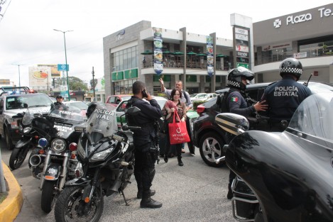En tanto, los usuarios de la Central de Autobuses de Xalapa (CAXA) se ven en la necesidad de cargar su equipaje desde la entrada hasta las salas de salidas y llegadas.  