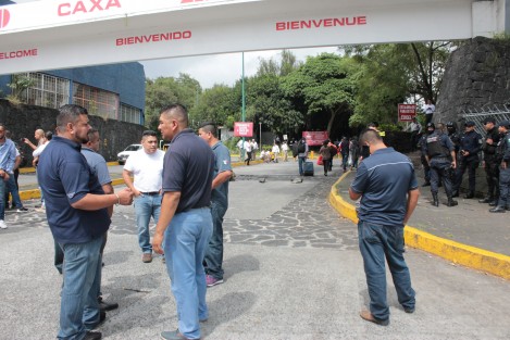 Los taxistas inconformes, pertenecientes a la Sociedad Cooperativa Capital Center, dijeron que mantendrían el bloqueo hasta que autoridades se presentaran a dialogar, y de no hacerlo antes de las 20:00 horas harán un plantón y marcharán mañana junto con otras organizaciones de taxistas.