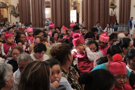 Gracias al por mayor para sus niños, reciben los padres que encomiendan a sus retoños a San Rafael Guízar y Valencia. Muchos de ellos los llevan vestidos como el obispo a la Catedral de Xalapa, para agradecer su intercesión.  