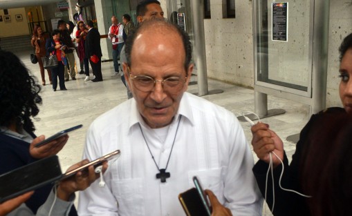 Alejandro Solalinde dijo que el gobernador Cuitláhuac García Jiménez  no tiene la culpa de todo lo malo que ocurre en Veracruz; entrevistado en el Congreso local, y pregunta expresa sobre qué opinaba de que  la entidad ocupa los primeros lugares en secuestros, feminicidios y dengue dijo los ciudadanos deben estar tranquilos porque existe la revocación del mandato. 