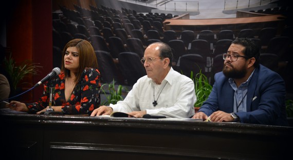 El padre Alejandro Solalinde participó en la presentación del libro <em>Paradigmas del nuevo sistema penal acusatorio</em>, en el auditorio del Congreso del Estado. 