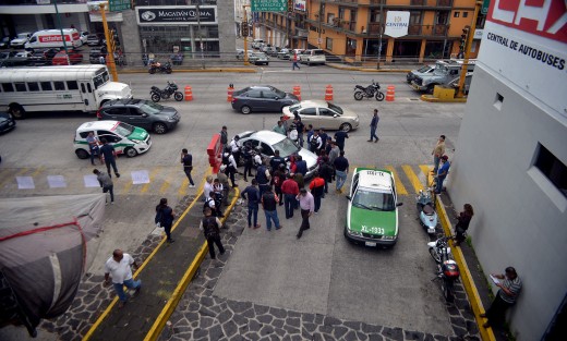 Un automovilista intentó ingresar a CAXA, pero taxistas que mantienen tomadas las instalaciones se lo impidieron. El conductor les eventó la unidad golpeando levemente  a uno de ellos; el taxista fue trasladado al hospital y el conductor detenido para deslindar los cargos. correspondientes.