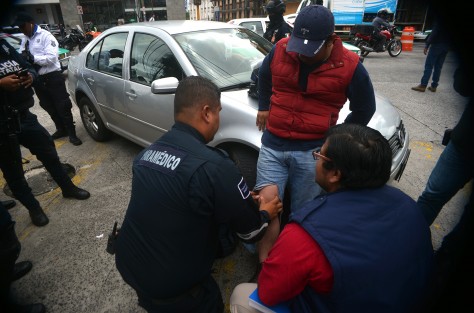Un automovilista intentó ingresar a CAXA, pero taxistas que mantienen tomadas las instalaciones se lo impidieron. El conductor les eventó la unidad golpeando levemente  a uno de ellos; el taxista fue trasladado al hospital y el conductor detenido para deslindar los cargos. correspondientes.