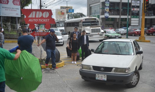 Un automovilista intentó ingresar a CAXA, pero taxistas que mantienen tomadas las instalaciones se lo impidieron. El conductor les eventó la unidad golpeando levemente  a uno de ellos; el taxista fue trasladado al hospital y el conductor detenido para deslindar los cargos. correspondientes.