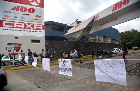 Un automovilista intentó ingresar a CAXA, pero taxistas que mantienen tomadas las instalaciones se lo impidieron. El conductor les eventó la unidad golpeando levemente  a uno de ellos; el taxista fue trasladado al hospital y el conductor detenido para deslindar los cargos. correspondientes.