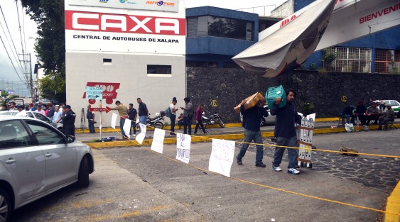 Un automovilista intentó ingresar a CAXA, pero taxistas que mantienen tomadas las instalaciones se lo impidieron. El conductor les eventó la unidad golpeando levemente  a uno de ellos; el taxista fue trasladado al hospital y el conductor detenido para deslindar los cargos. correspondientes.
