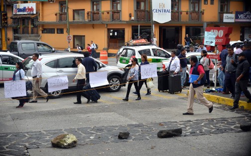 Un automovilista intentó ingresar a CAXA, pero taxistas que mantienen tomadas las instalaciones se lo impidieron. El conductor les eventó la unidad golpeando levemente  a uno de ellos; el taxista fue trasladado al hospital y el conductor detenido para deslindar los cargos. correspondientes.