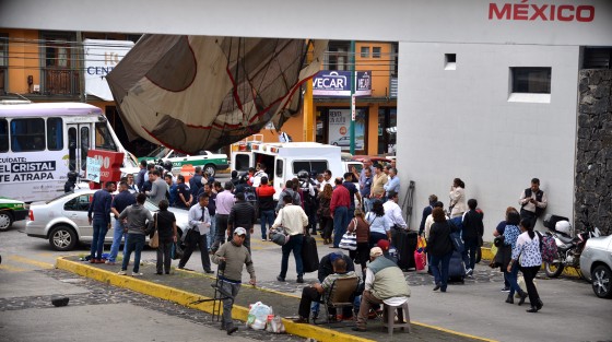 Un automovilista intentó ingresar a CAXA, pero taxistas que mantienen tomadas las instalaciones se lo impidieron. El conductor les eventó la unidad golpeando levemente  a uno de ellos; el taxista fue trasladado al hospital y el conductor detenido para deslindar los cargos. correspondientes.