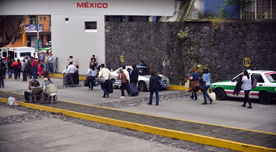 Un automovilista intentó ingresar a CAXA, pero taxistas que mantienen tomadas las instalaciones se lo impidieron. El conductor les eventó la unidad golpeando levemente  a uno de ellos; el taxista fue trasladado al hospital y el conductor detenido para deslindar los cargos. correspondientes.