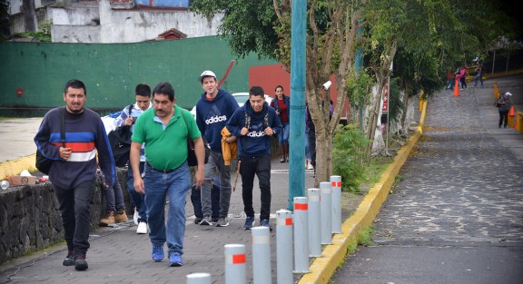 Un automovilista intentó ingresar a CAXA, pero taxistas que mantienen tomadas las instalaciones se lo impidieron. El conductor les eventó la unidad golpeando levemente  a uno de ellos; el taxista fue trasladado al hospital y el conductor detenido para deslindar los cargos. correspondientes.  