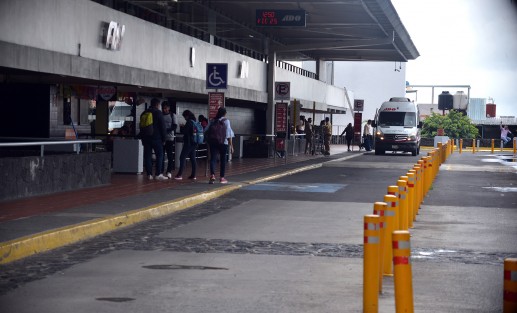 Un automovilista intentó ingresar a CAXA, pero taxistas que mantienen tomadas las instalaciones se lo impidieron. El conductor les eventó la unidad golpeando levemente  a uno de ellos; el taxista fue trasladado al hospital y el conductor detenido para deslindar los cargos. correspondientes.  