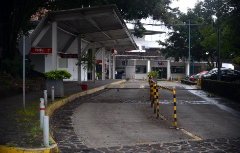 Un automovilista intentó ingresar a CAXA, pero taxistas que mantienen tomadas las instalaciones se lo impidieron. El conductor les eventó la unidad golpeando levemente  a uno de ellos; el taxista fue trasladado al hospital y el conductor detenido para deslindar los cargos. correspondientes.  