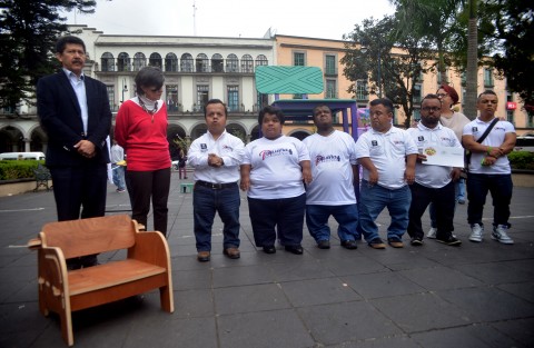 Integrantes del Consejo de Gente Pequeña México anunciaron las actividades que realizarán este fin de semana en la ciudad de Xalapa con motivo del Día de las Personas de Talla Pequeña. Los regidores Rafael Pérez y Consuelo Niembro, tuvieron la oportunidad de escuchar sus necesidades.