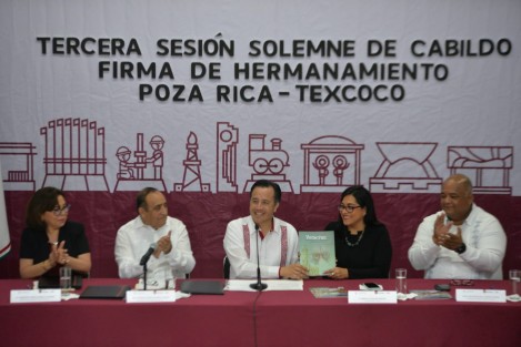 El Gobernador Cuitláhuac García encabezó la Tercera Sesión Solemne de Cabildo del Ayuntamiento de Poza Rica, donde se llevó a cabo la Firma de Hermanamiento Poza Rica-Texcoco, por los presidentes municipales Francisco Javier Velázquez Vallejo y Sandra Luz Falcón Venegas, respectivamente. 