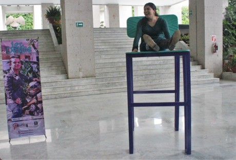 Gente Pequeña mostró una silla a escala, con la cual trata de que las personas de talla normal comprendan más claramente a las dificultades que se enfrentan a consecuencia de su baja estatura y la necesidad de ser tomados en cuenta. 