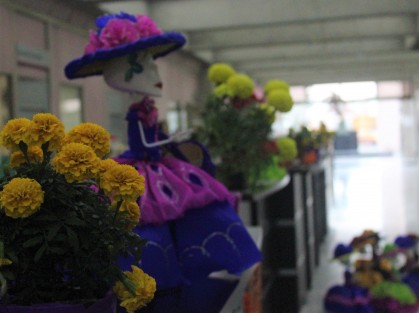 El Palacio Legislativo se viste con los colores de la temporada. Oficinas y pasillos ya lucen decorados con las tradicionales catrinas y las flores de muertos. 