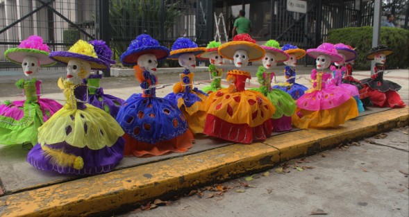 El Palacio Legislativo se viste con los colores de la temporada. Oficinas y pasillos ya lucen decorados con las tradicionales catrinas y las flores de muertos. 