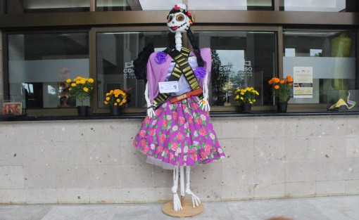 El Palacio Legislativo se viste con los colores de la temporada. Oficinas y pasillos ya lucen decorados con las tradicionales catrinas y las flores de muertos. 