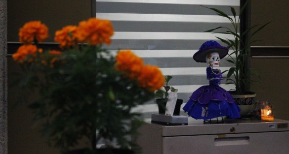 El Palacio Legislativo se viste con los colores de la temporada. Oficinas y pasillos ya lucen decorados con las tradicionales catrinas y las flores de muertos. 