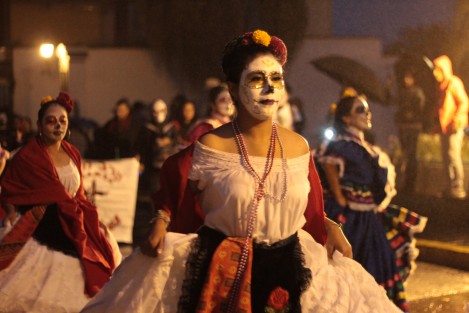 Pese al clima xalapeño, se llevó a cabo el Paseo de Catrinas 2019 por calles del centro de Xalapa, con una gran asistencia.  