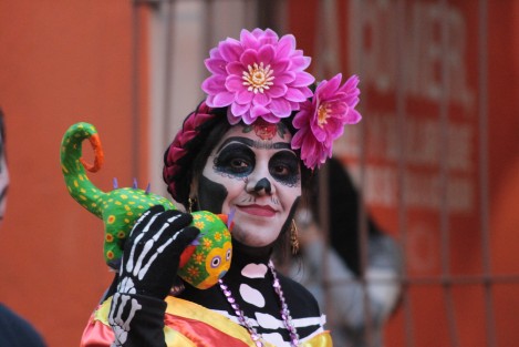 Pese al clima xalapeño, se llevó a cabo el Paseo de Catrinas 2019 por calles del centro de Xalapa, con una gran asistencia.  
