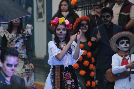 Pese al clima xalapeño, se llevó a cabo el Paseo de Catrinas 2019 por calles del centro de Xalapa, con una gran asistencia.  