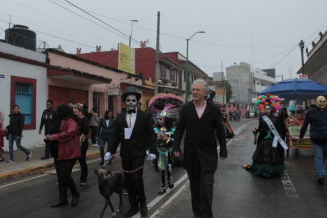 El alcalde de Xalapa, Hipólito Rodríguez, abrió el desfile de muertos y calaveras. 