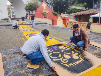 Por segunda ocasión, los artesanos de Teocelo elaboraron una alfombra de aserrín para dar mayor lucimiento a un evento realizado en Xalapa.  