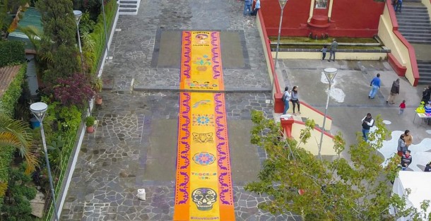 En la explanada de Xallitic, los artesanos de Teocelo elaboraron una alfombra de aserrín para la inauguración del  Festival y Paseo de Catrinas 2019, en Xalapa, Ver..