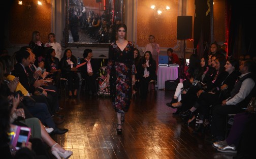 En el Casino Jalapeño de esta ciudad se realizó la conferencia magistral <em>Amándome y Recuperándome</em> impartida por la maestra Michelle Martínez, posteriormente se llevó a cabo el desfile de modas rosa encabezado por Fafalina Boutique y la señora Alba Esther Villa.  