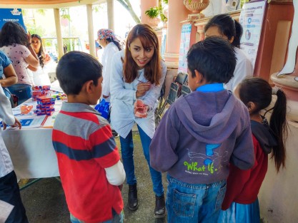 Con gran éxito se llevó a cabo en Teocelo, Ver., la Jornada <em>Tu Salud Nuestra Prioridad</em> gestionada por el Sistema Municipal DIF, que preside Mara Chama Villa, en coordinación con la Universidad Veracruzana; dicha jornada estuvo a cargo de la Directora, Dra. Ma. Teresa Libreros Ochoa, el Dr. Héctor Ramón Espinoza Gómez, la Dra. Araceli Salazar Espinoza y más de 40  estudiantes y practicantes, de las facultades de Odontología, Nutrición y Enfermería de esta Universidad, también participó en la campaña de salud,  la Óptica Madrid de Xalapa.