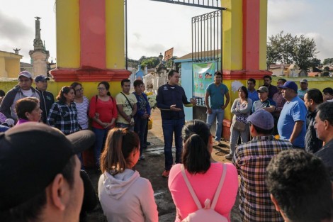 Desde muy temprana hora, funcionarios de las distintas áreas del Ayuntamiento de Coatepec, Ver., se dieron cita en el Panteón Municipal para iniciar una faena de limpieza convocada por el Alcalde Enrique Fernández. 