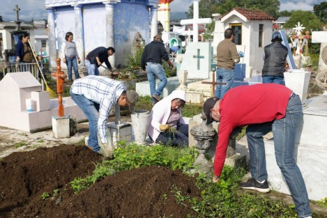 Desde muy temprana hora, funcionarios de las distintas áreas del Ayuntamiento, se dieron cita en el Panteón Municipal para iniciar una faena de limpieza convocada por el Alcalde Enrique Fernández.