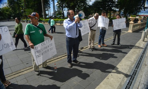 Un grupo de ciudadanos encabezados por Enrique Pozos Tolentino, dirigente del MUP, se manifestaron en parque Juárez en contra del alcalde de Xalapa, Hipólito Rodríguez.