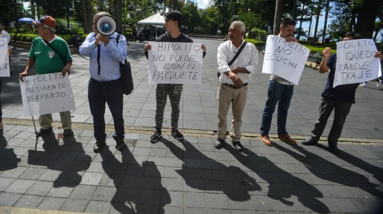 Un grupo de ciudadanos encabezados por Enrique Pozos Tolentino, dirigente del MUP, se manifestaron en parque Juárez en contra del alcalde de Xalapa, Hipólito Rodríguez.