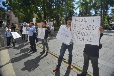 Un grupo de ciudadanos encabezados por Enrique Pozos Tolentino, dirigente del MUP, se manifestaron en parque Juárez en contra del alcalde de Xalapa, Hipólito Rodríguez.