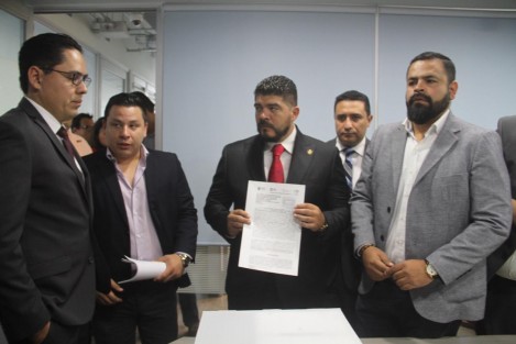El secretario de Educación, Zenyazen Escobar, en compañía del director del Instituto de Espacios Educativos, Ricardo García Jiménez. interpusieron una denuncia ante la Fiscalía Anticorrupción contra empresas que abandonaron obras de escuelas en todo el estado.